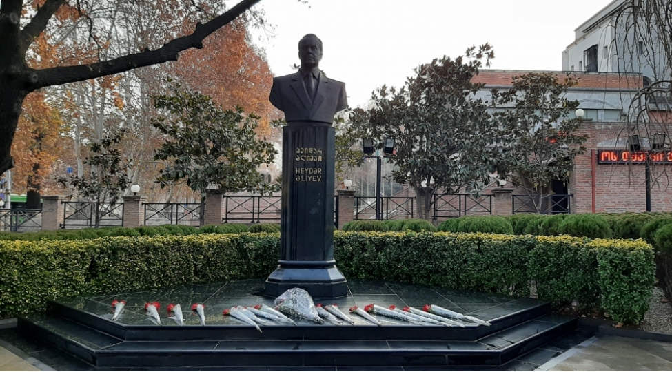 eli-esedov-tbiliside-heyder-eliyevin-abidesini-ziyaret-edib
