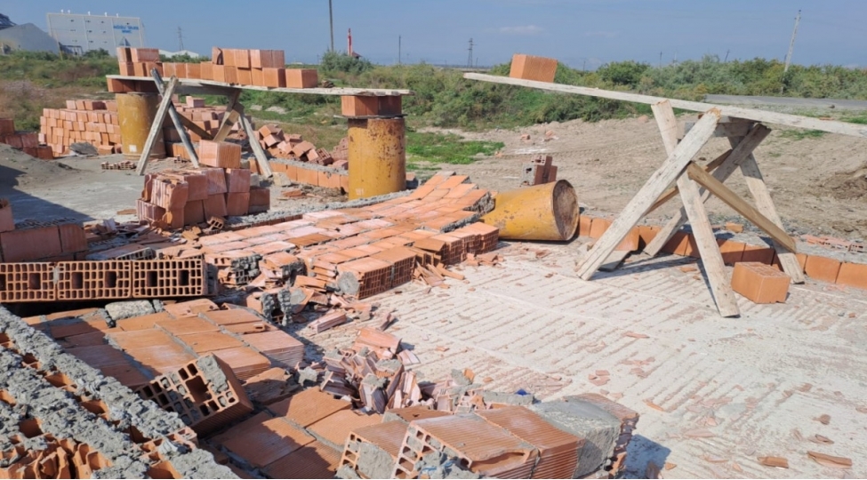 fhn-terefinden-qanunsuz-tikililer-sokulub-video