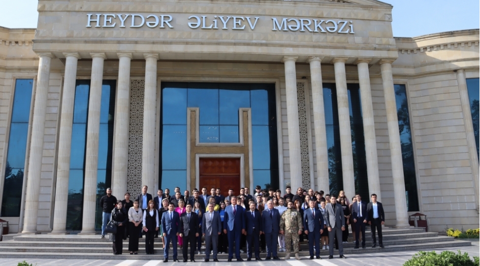 genc-partiya-feallari-heyder-eliyev-merkezini-ziyaret-edibler-foto-26