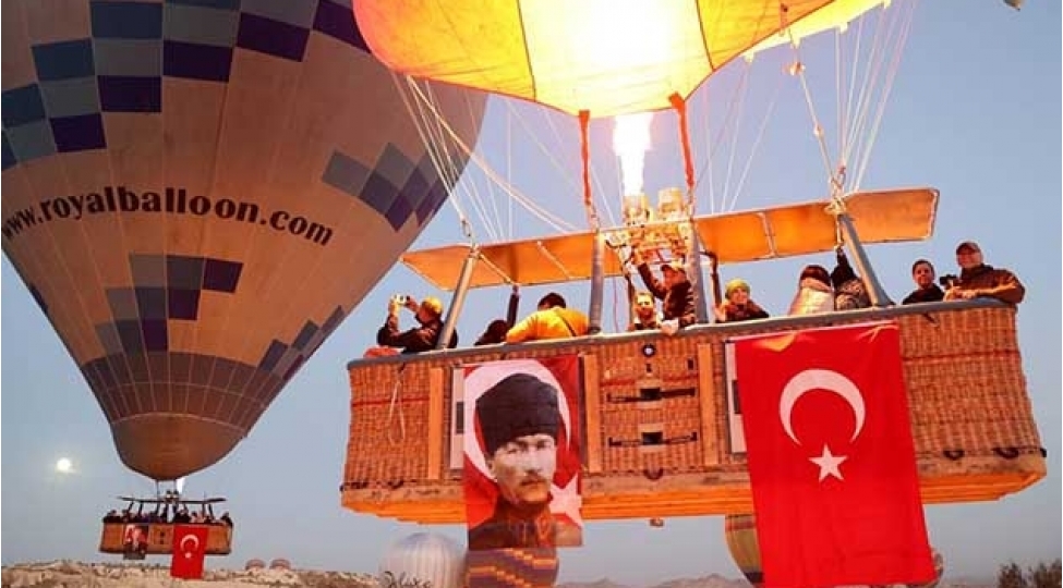 kapadokya-semasi-turk-bayraqlari-ile-ortuldu-foto