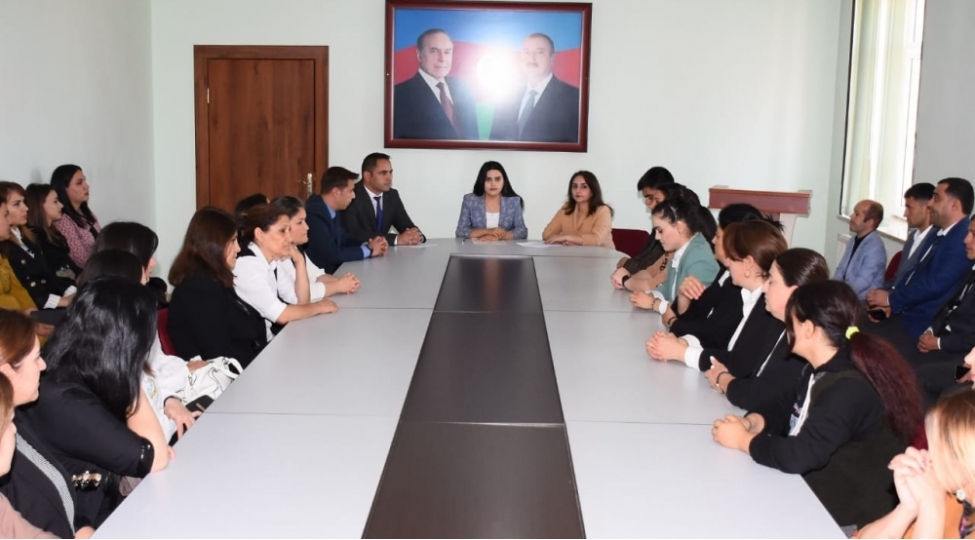 heyder-eliyev-ve-azerbaycan-gencliyi-movsusunda-deyirmi-masa-kechirilib-foto