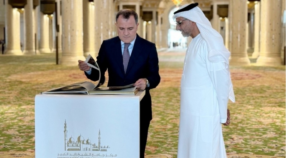 ceyhun-bayramovbee-de-sheyx-zayed-mescidini-ziyaret-edib