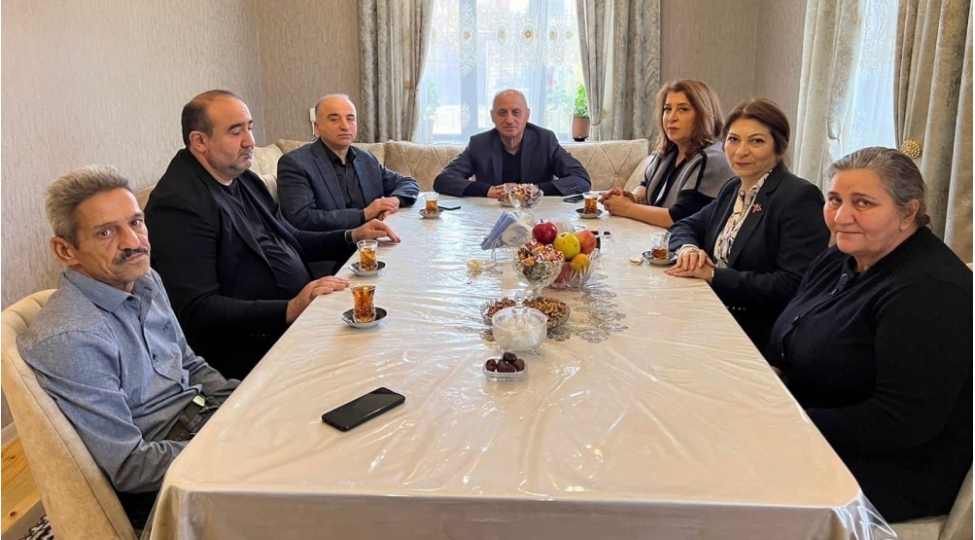 din-yaninda-ictimai-shuranin-uzvleri-shehid-ailelerini-ziyaret-edib