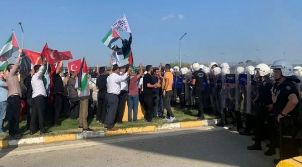 turkiyede-etirazchilar-absh-herbi-bazasina-hucum-chekdiler-video