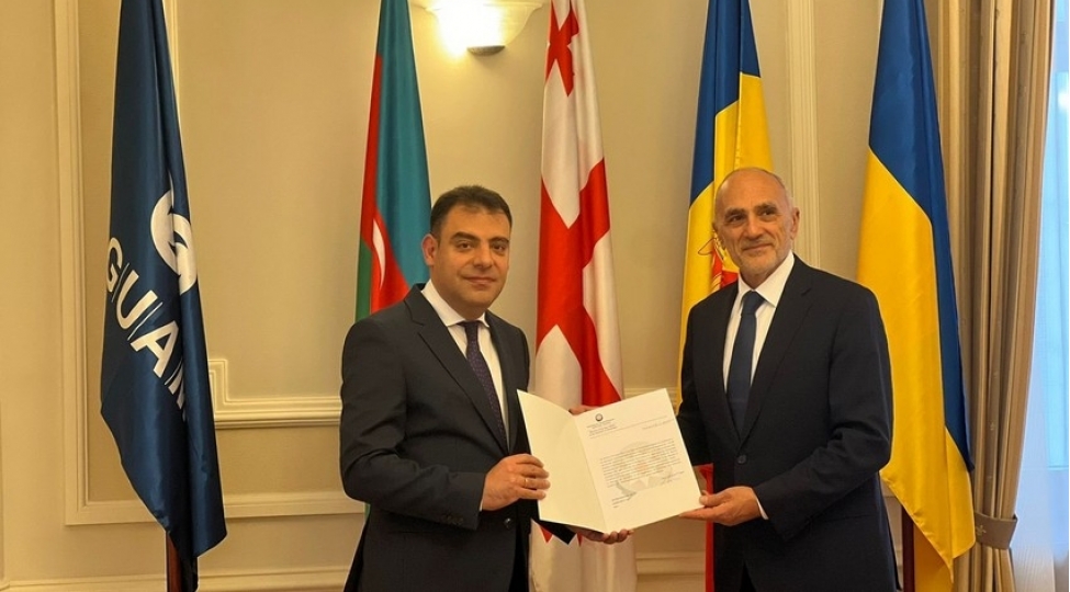 azerbaycan-numayendesi-etimadnamesini-guam-in-bash-katibine-teqdim-edib