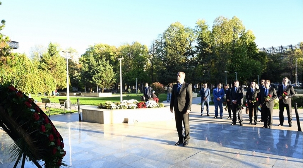 ceyhun-bayramov-buxarestde-heyder-eliyevin-abidesini-ziyaret-edib-foto