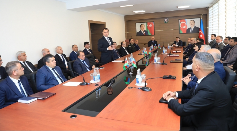 nizami-rayonunda-huquqi-dovlet-quruculugunda-heyder-eliyev-irsi-movzusunda-deyirmi-masa-kechirilib-foto