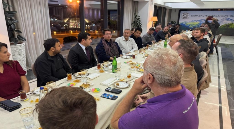 hikmet-haciyev-qarabagdan-seferden-qayidan-beynelxalq-seyyahlarla-gorushub