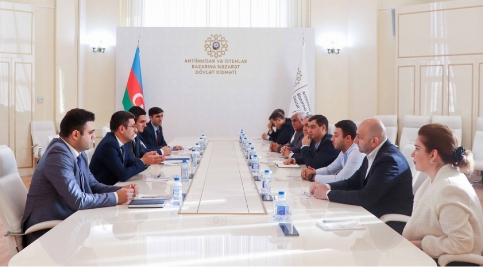 dovlet-xidmetinde-tibbi-sargi-bezi-istehsalchilari-ile-gorush-kechirilib-foto