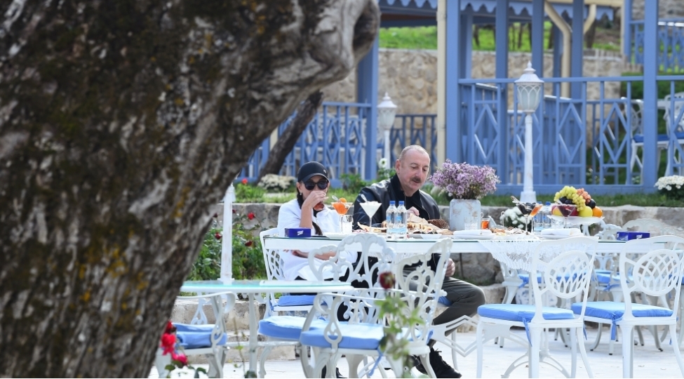 prezident-ve-xanimindan-semimi-fotolar