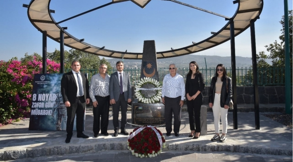livanda-azerbaycanin-veten-muharibesi-shehidlerinin-xatiresine-ucaldilmish-abide-ziyaret-olunub