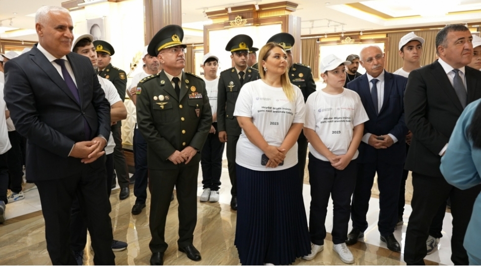 mektebliler-cemshid-naxchivanski-adina-herbi-liseyde-olub-foto