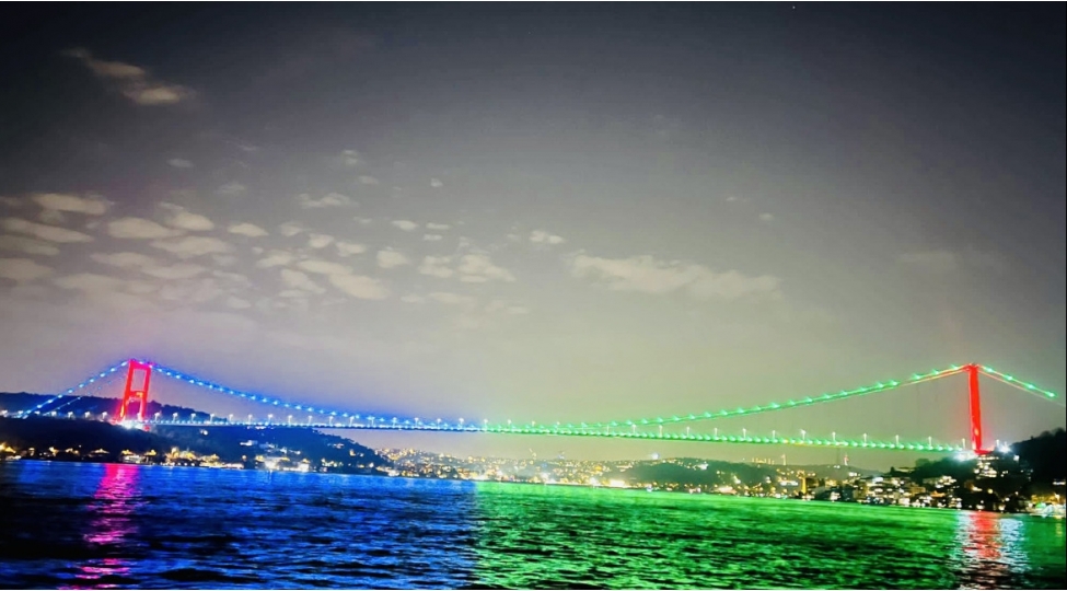 istanbulda-meshhur-korpu-azerbaycan-bayraginin-renglerinde-ishiqlandirilib