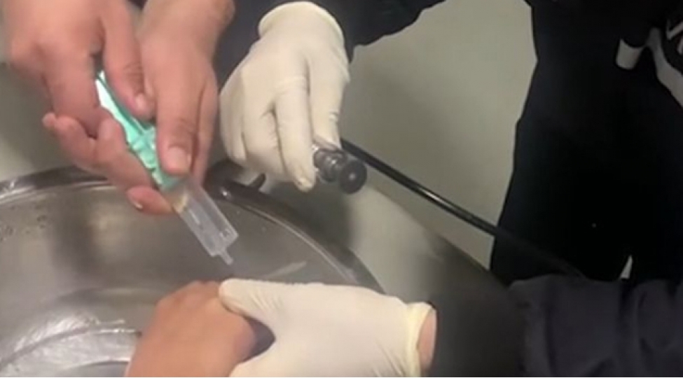 fhn-emekdashlari-komeksiz-veziyyetde-qalan-ushagi-xilas-edib-video