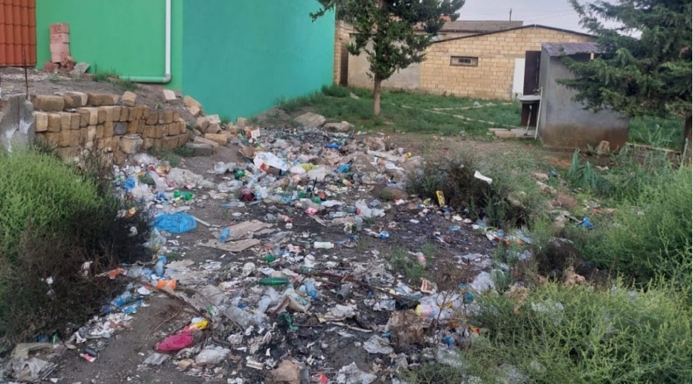 bilesuvarda-etraf-muhiti-zibilleyen-shexsler-inzibati-mesuliyyete-celb-olunublar-foto