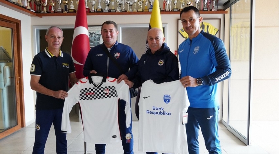 azerbaycanli-meshqchiler-fenerbagcha-klubunun-akademiyasinda-olublar