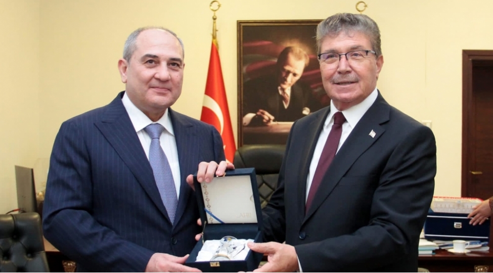 shimali-kipr-turk-cumhuriyyetinin-bash-naziri-ile-yap-ve-ak-partinin-numayende-heyetleri-arasinda-gorush-kechirilib-foto