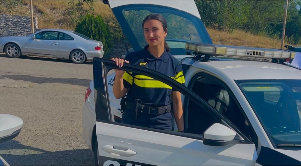 gurcustanda-ilk-azerbaycanli-qadin-yol-patrulu-foto