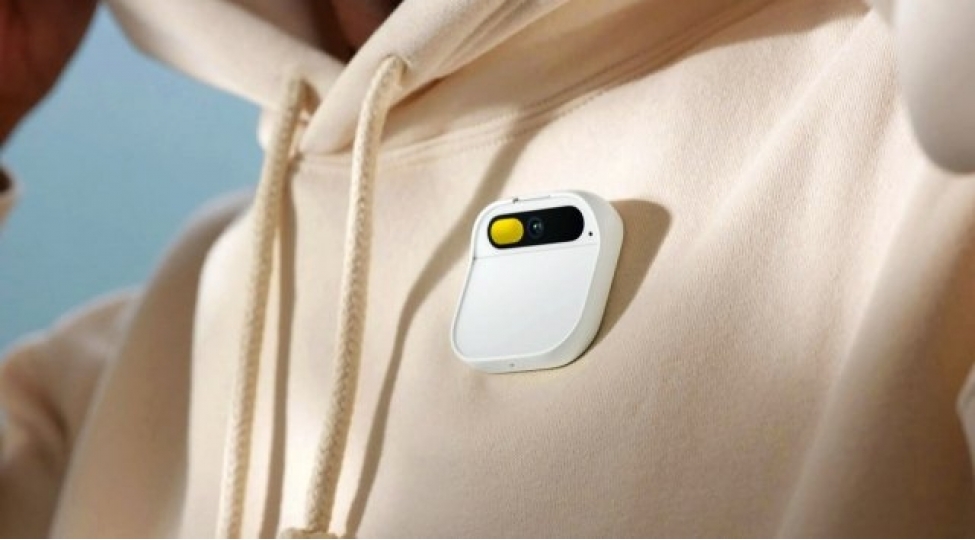 ai-pin-agilli-proyektor-brosh-foto