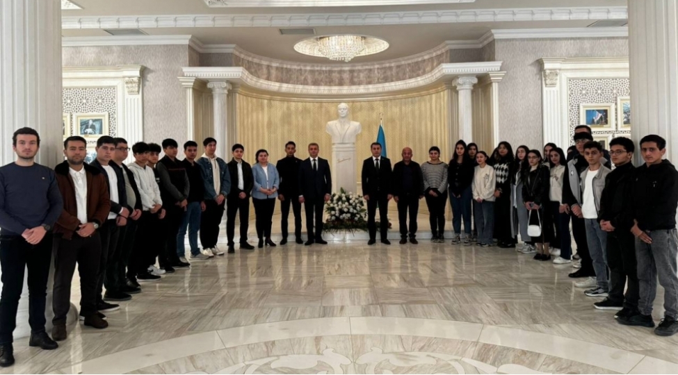 genc-partiya-feallari-heyder-eliyev-merkezini-ziyaret-edibler-foto-31