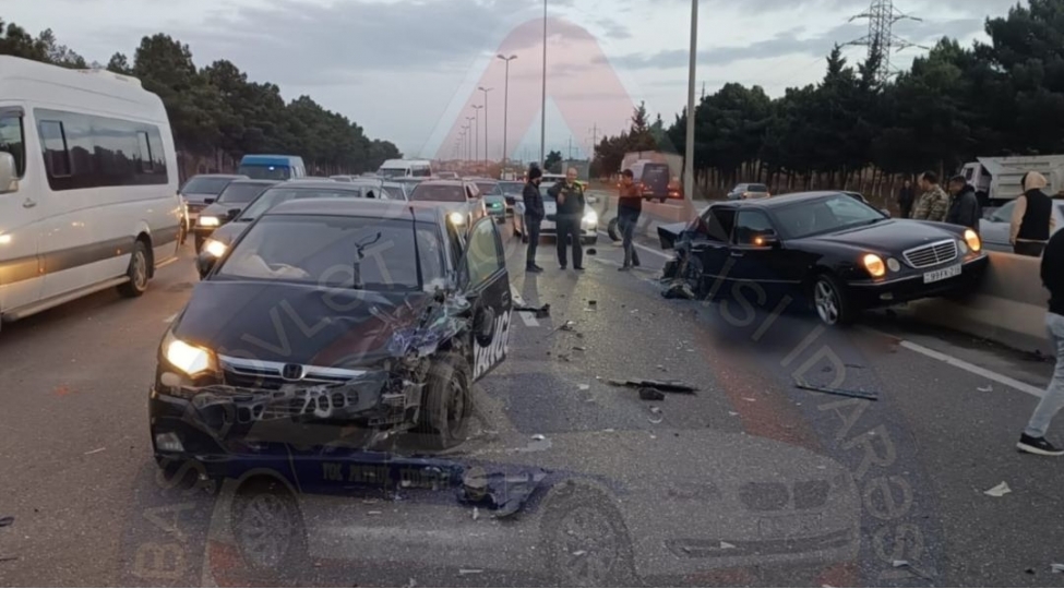 honda-yolda-xarab-olan-mashina-chirpildi-foto