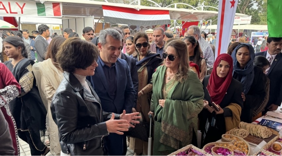 pakistanin-birinci-xanimi-azerbaycanin-stendini-ziyaret-edib-foto