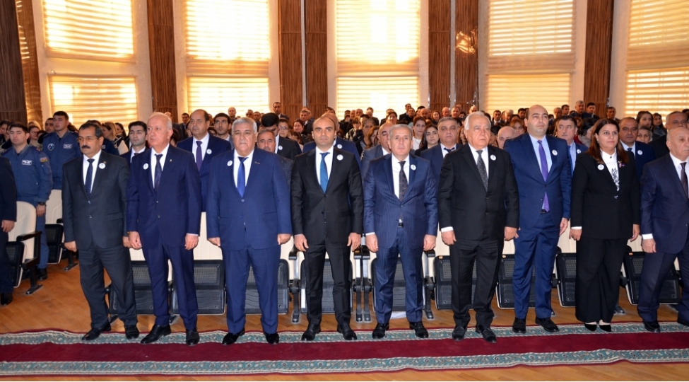 ulu-onderin-shah-eseri-olan-musteqil-azerbaycan-yeni-zirveler-qet-edir-foto