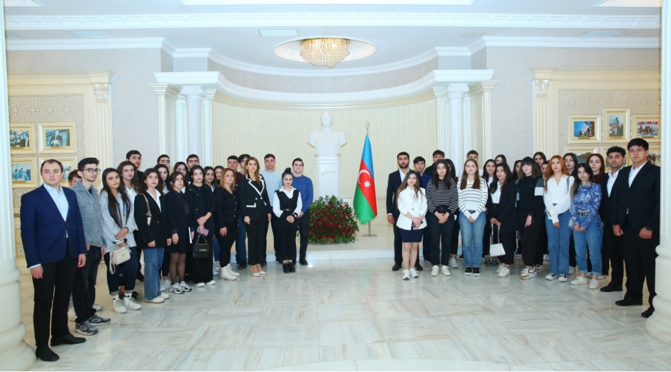 genc-partiya-feallari-heyder-eliyev-merkezini-ziyaret-edibler-foto-33