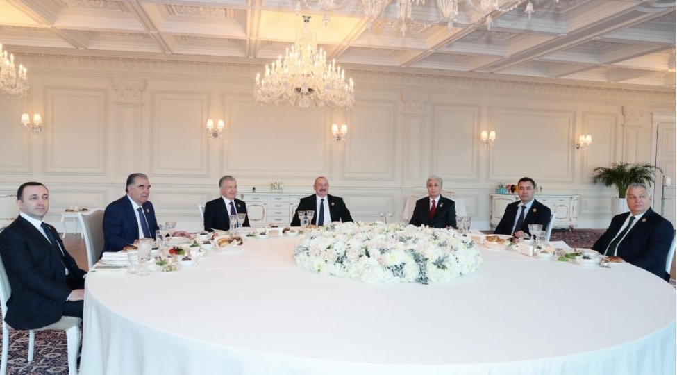 zirve-gorushunde-ishtirak-eden-dovlet-ve-hokumet-baschilarinin-sherefine-resmi-nahar-verilib-foto