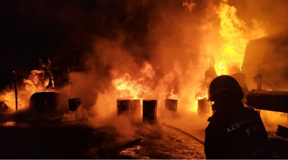 gencede-mazut-ve-yag-chelleklerinde-yangin-bash-verib