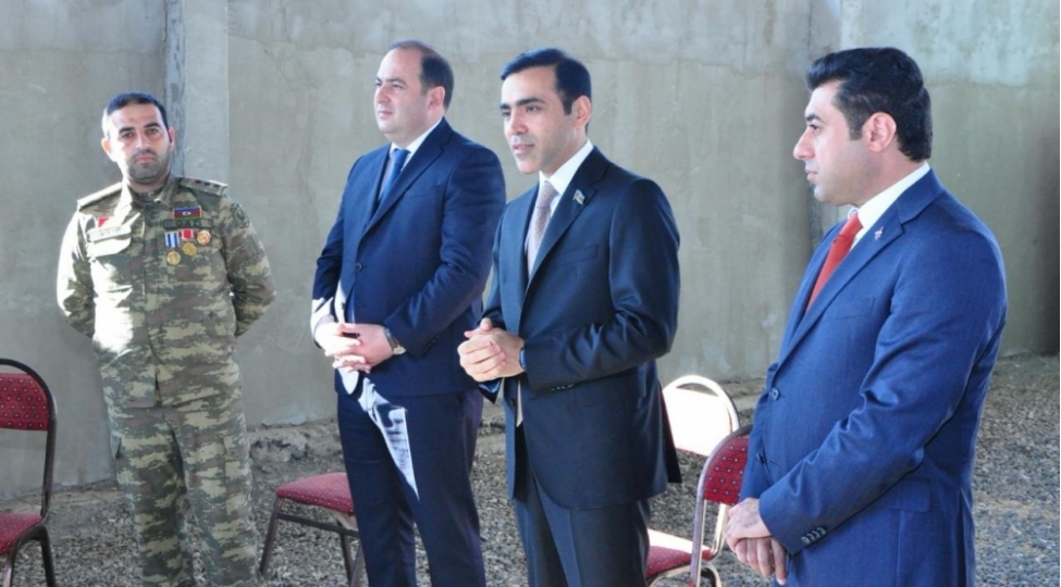 deputat-anar-memmedov-qazanbulaq-qesebesinde-sakinlerle-gorushub-foto