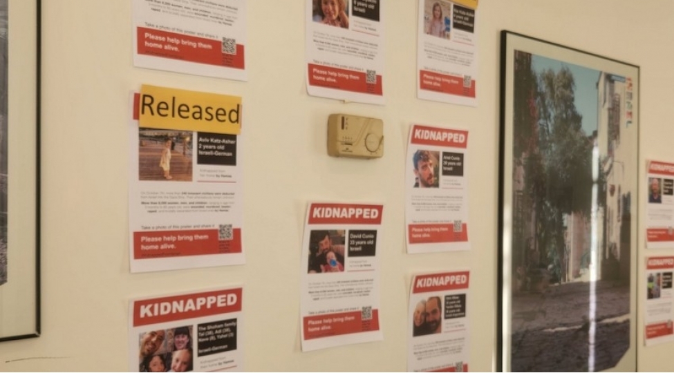 israilin-azerbaycandaki-sefirliyinin-binasinin-divarlarina-hemas-in-girov-goturduyu-shexslerin-fotolari-yerleshdirilib