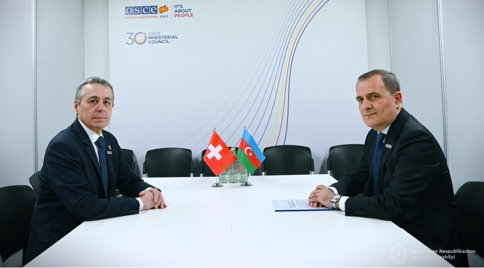 ceyhun-bayramov-isvechrenin-xin-bashchisi-ile-gorushub