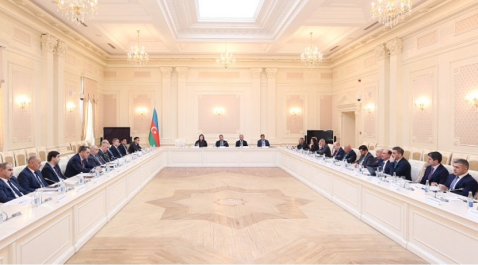 ali-mehkemede-kredit-ve-diger-mubahiselere-baxilmasi-zamani-uze-chixan-problemler-muzakire-olunub