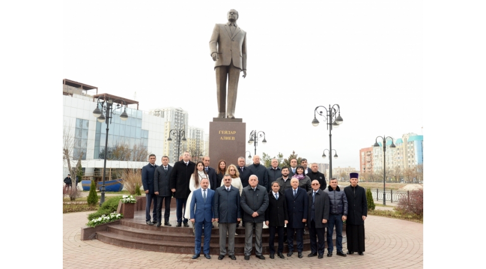 azerbaycan-numayende-heyeti-heshterxanda-ulu-onder-heyder-eliyevin-abidesini-ziyaret-edib