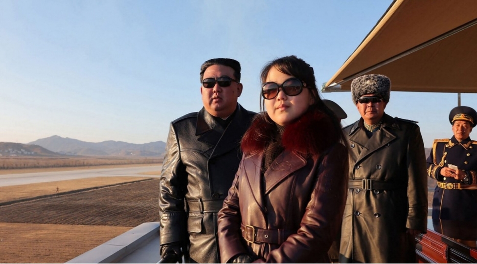 shimali-koreya-lideri-qizi-ile-birlikde-aviabazada-yoxlanish-kechirib-foto
