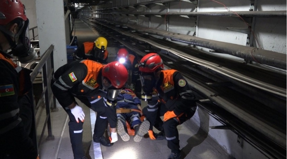 8-noyabr-metrostansiyasinda-sherti-yangin-sondurulub-video