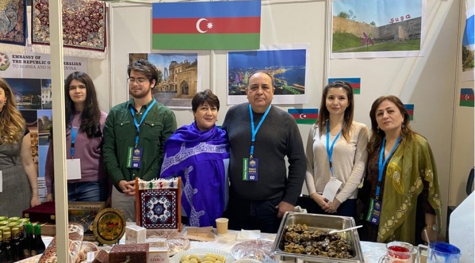 sarayevoda-diplomatlarin-enenevi-qish-xeyriyye-bazarinda-azerbaycan-gushesi-de-yer-alib