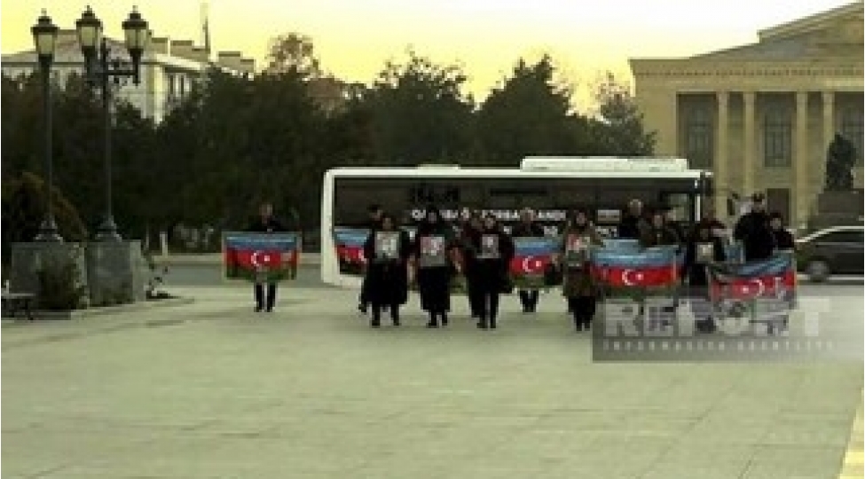 shehid-valideynleri-naxchivandan-shushaya-yola-dushub