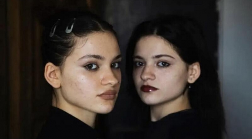 19-il-sonra-tiktokda-ekiz-bacisini-tapdi