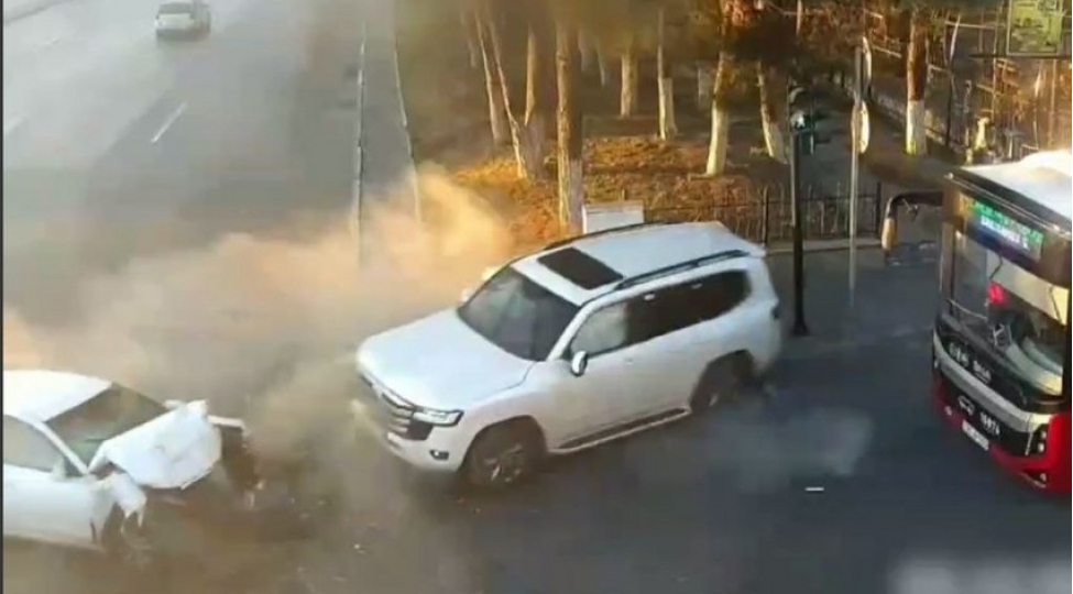 bakida-avtoqeza-neticesinde-ishiqfor-direyi-ve-idareetme-qutusu-siradan-chixib-video