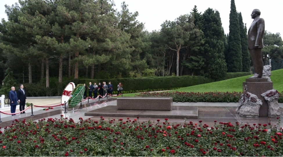 yap-in-numayendeleri-ve-ak-parti-numayende-heyeti-umummilli-liderin-mezarini-shehidler-xiyabanini-ve-turk-shehidliyi-abidesini-ziyaret-edibler-foto