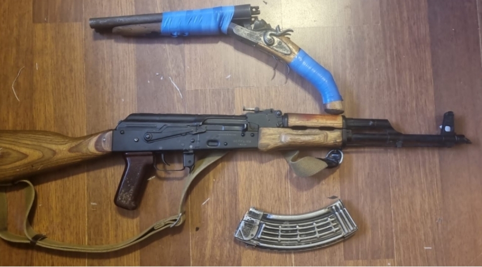 samuxda-yol-kenarinda-kalashnikov-ve-ov-tufengi-ashkarlanib