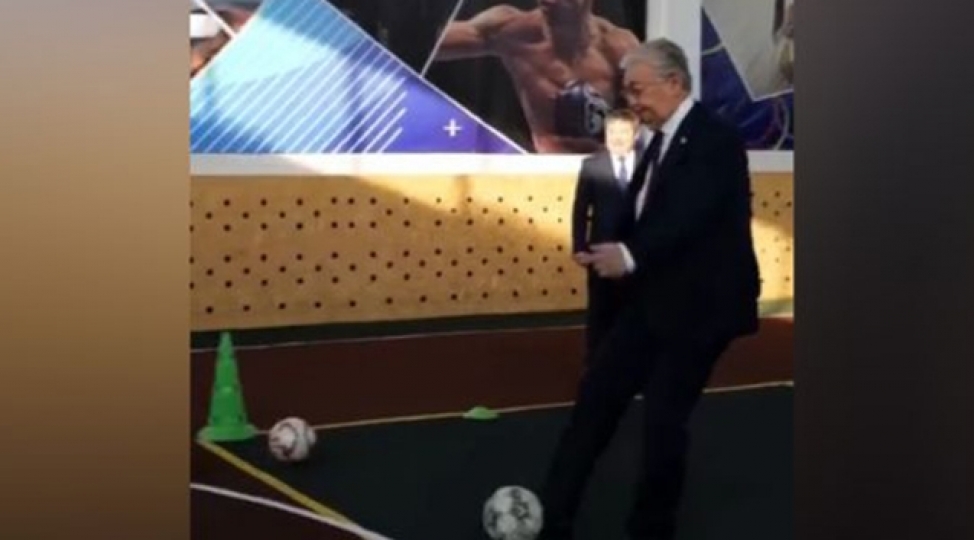 tokayev-futbol-meharetini-gosterdi-video