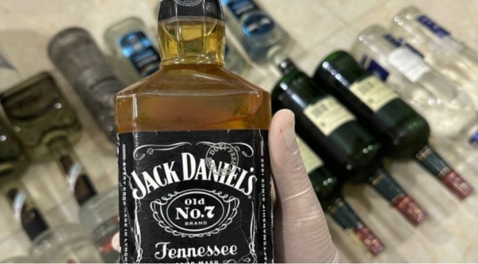 kafede-saxta-alkoqollu-ichkiler-ashkarlandi-foto
