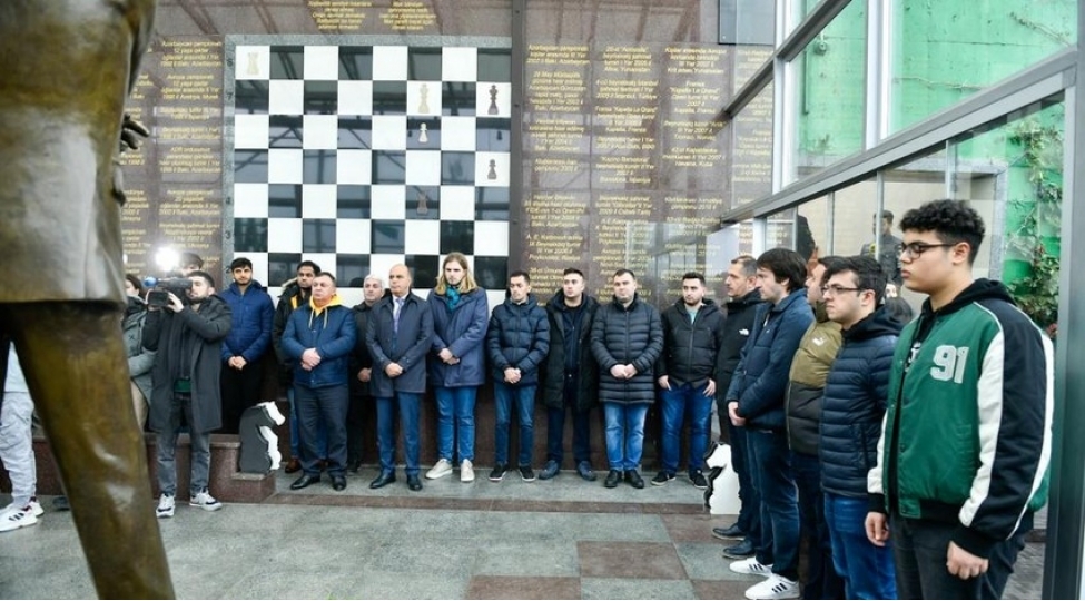 shahmatchilar-vuqar-heshimovun-mezarini-ziyaret-edibler-foto