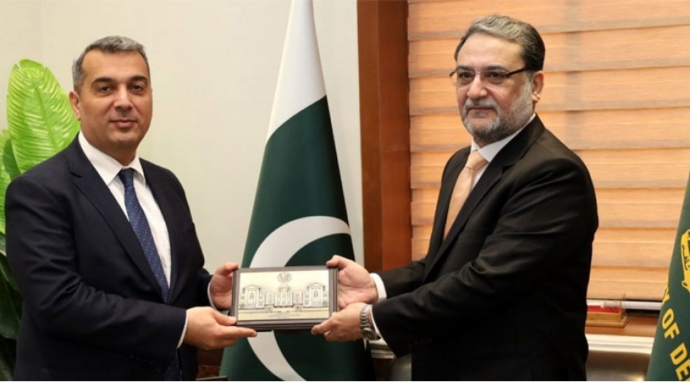 azerbaycan-sefiri-pakistanin-mudafie-naziri-ile-herbi-emekdashligi-muzakire-edib