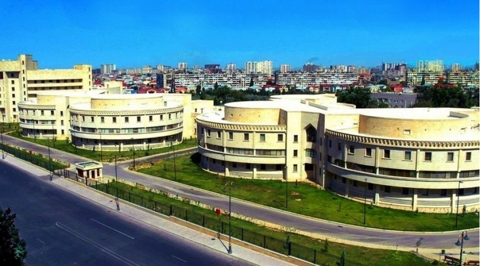 azerbaycanda-ilk-defe-toyuq-korlugu-xesteliyinin-qarshisini-alan-emeliyyat-icra-olunub