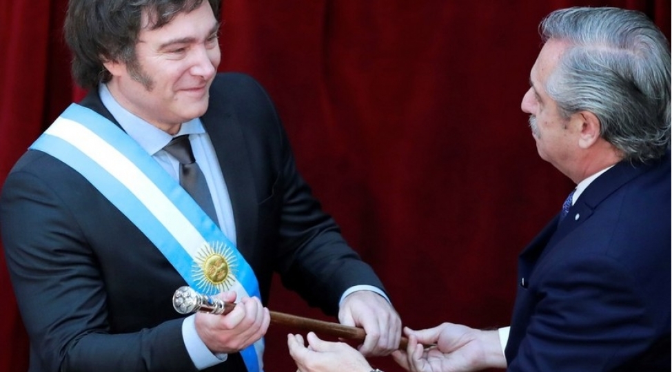clarin-argentinanin-yeni-prezidentinin-esasinda-besh-itin-shekli-tesvir-edilib