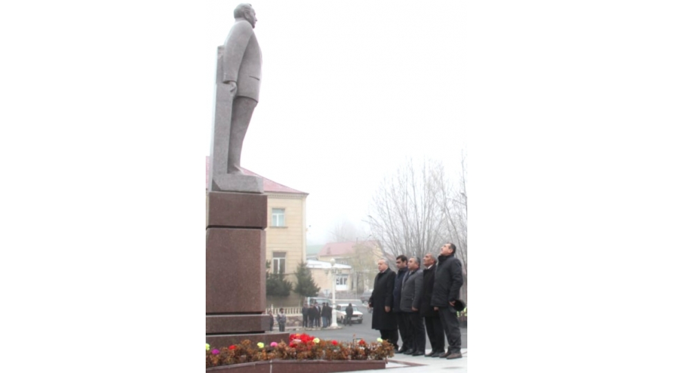 yap-dashkesen-rayon-teshkilati-ulu-onderin-xatiresini-yad-edib-foto